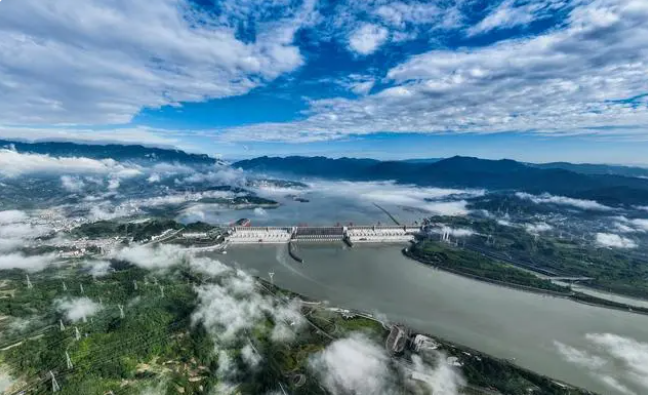 走人与自然和谐共生的现代化道路——生态环境部部长黄润秋谈生态环保热点问题